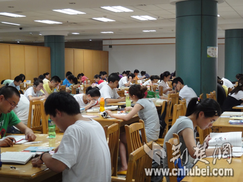 武汉图书馆读者人数持续火爆推出四项服务措施