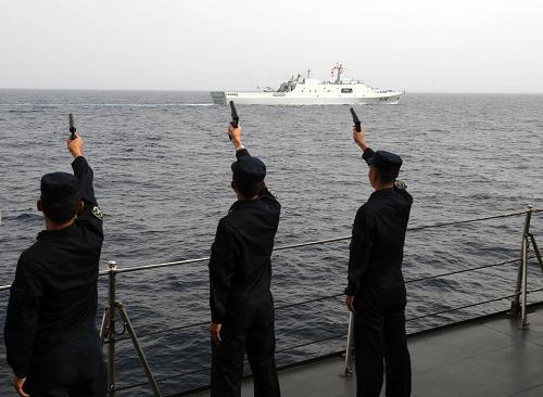 中国海军第五、第六批护航编队18日举行分航仪式
