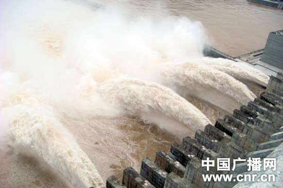 三峡水库迎来最大洪峰 入库流量达69000立方