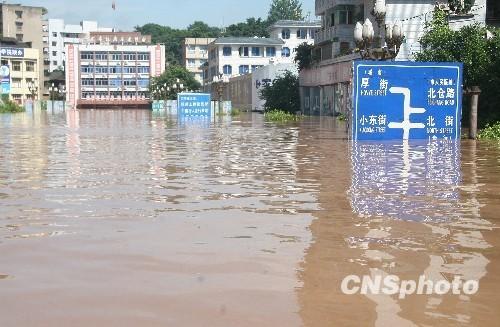 洪峰通过四川广安城北2/3被淹老城区全面进水