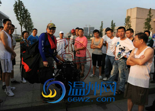 组图：温州男子乘滑翔伞航拍温瑞塘河污染源