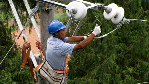 巴东电力500名员工一线抢修保灾后供电
