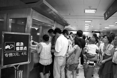 上海地铁2号线增加人工售票应对晚间高峰
