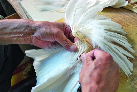 小小羽毛扇赚大钱 传统手工艺制作羽毛扇成了
