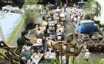 宝马挡道垃圾车无法进门环卫工情急仍垃圾