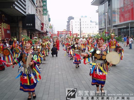 萨满秧歌引爆旅游购物节73岁老太舞动中街(图)