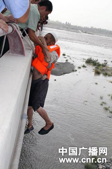 年迈老翁“孤岛”遇险和田消防紧急救援
