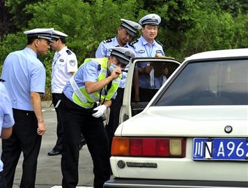 交警大比武 事故勘察真有点难