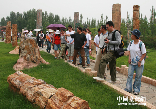 海峡两岸大学生探秘辽宁省朝阳市古生物(组图