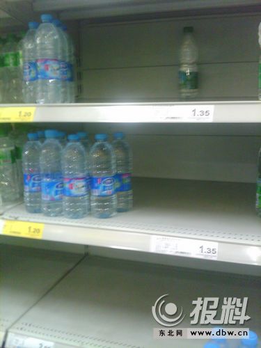 原料桶流入松花江哈尔滨市民抢购水