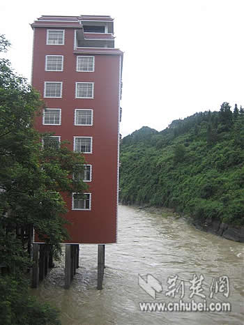 湖北鹤峰河道内7层楼威胁行洪被爆破拆除