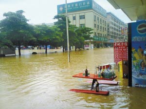 深圳昨日遇暴雨多地段积水 两少女被洪水卷走