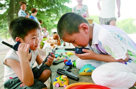 暑期低碳换物节热闹开场 很多小朋友现场淘到