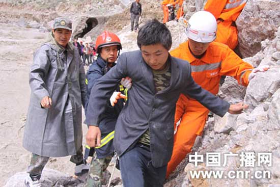 新疆阿克苏消防部队76小时救出355名被困群众