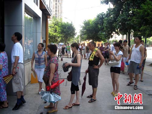 重庆举行天然气价格听证会市民排长队购气(图)