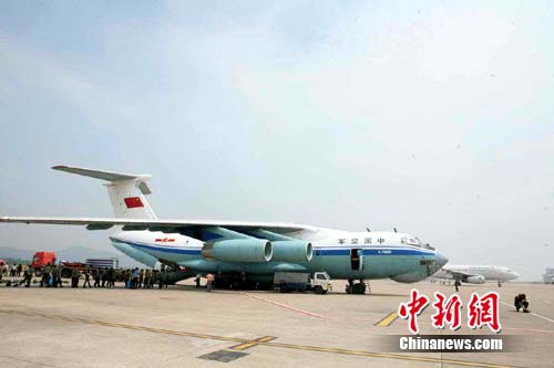军方动用伊尔-76型运输机运冲锋舟赴吉林抗洪