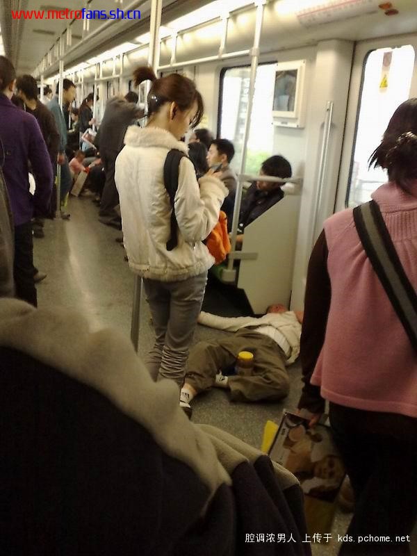 网友曝地铁乘客“不文明百态”呼吁出台新“七不”规范