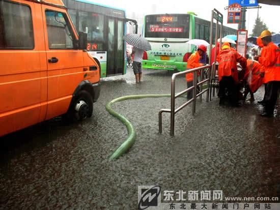 公交站易积水雨天乘客上车难[组图]