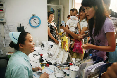 记奋战在手足口病麻疹等救治一线的北京医务人员