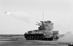 “前卫-2010”军演移师黄海之滨重点练空地对抗