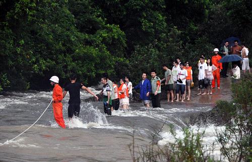 广西防城港50多名被洪水围困游客已成功获救