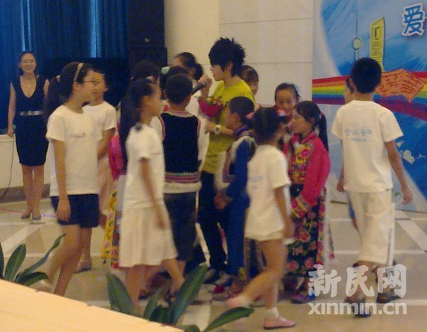 汶川震灾区学生与上海小朋友结对参加世博夏令营