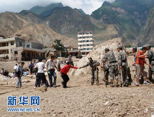 “邱少云旅”官兵尽一切办法全力搜救被困群众