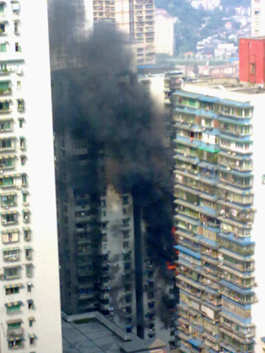 快讯：渝中区一居民楼突发大火目前火势窜至楼顶