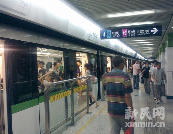 地铁1、2号线:乘客接力冲门 先上车者堵门等