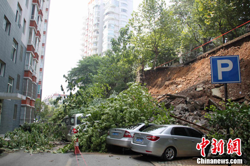 湖北宜昌一处堡坎垮塌掩埋7辆轿车