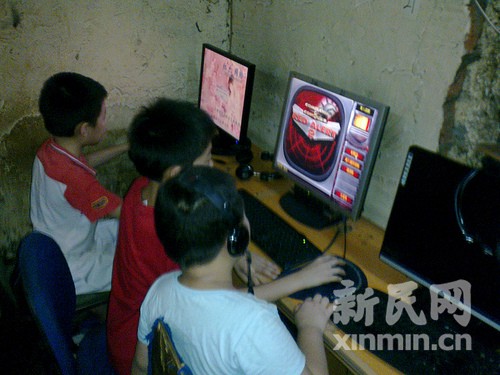 网曝闵行虹中路黑网吧随处可见 未成年人扎堆