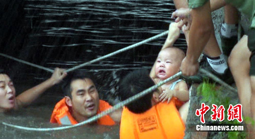 郑州暴雨致一辆中巴车被淹没39人获救