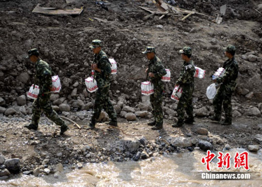 甘肃舟曲县城水位较9日上涨 救援工作面临困难