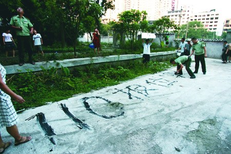 重庆29层居民楼失火消防员泼墨写大字指挥逃生