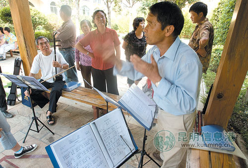 老乐迷在小区演奏年轻人怕吵数次投诉