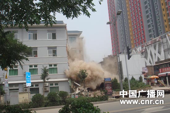 今天上太原市一医院楼房部分楼体因地陷垮塌