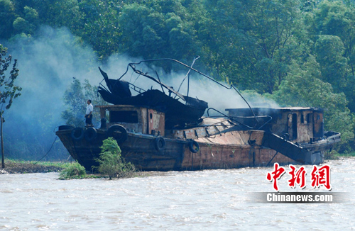 长江干流九江水域货船爆炸起火岸上居民楼震裂