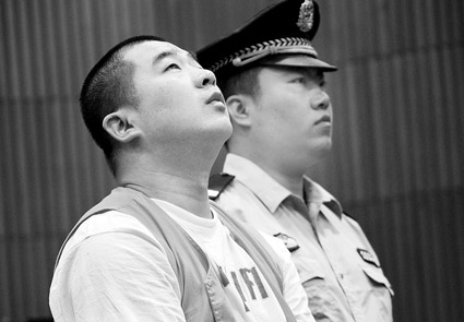 北京大兴6名亲人被杀案开庭叔叔欲当庭踹嫌犯
