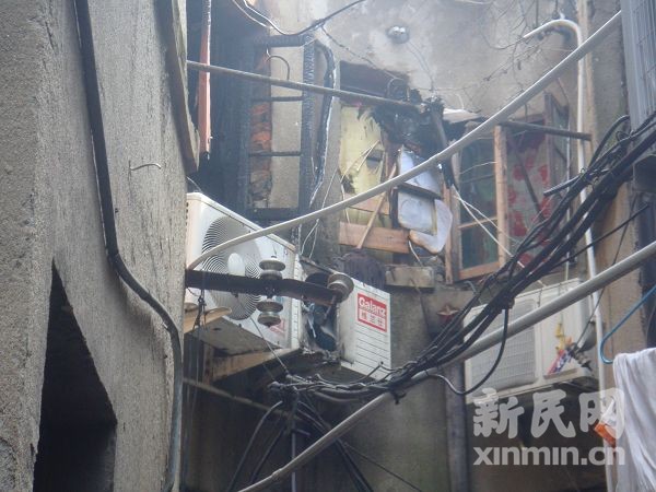 七浦路甘肃路口一老式民居楼发生火灾 疑为电