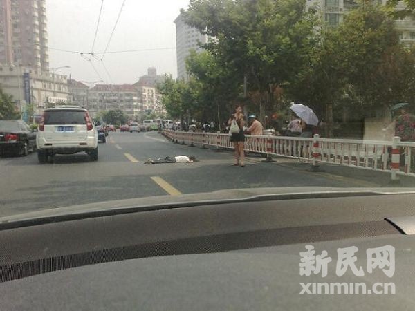 长寿路武宁路路口一男子晕倒在机动车道致交通