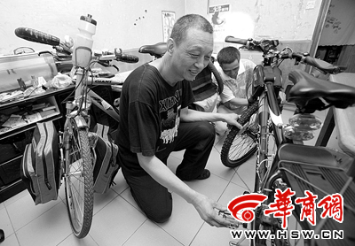 陕西男子骑车送女儿赴北京上大学(图)