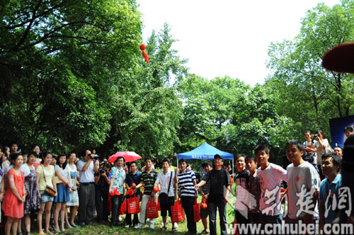 武汉东湖落雁岛七夕“鹊桥会”浪漫上演