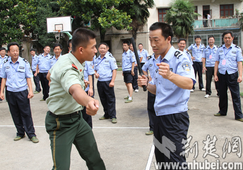 国内新闻 正文 荆楚网消息(记者与坤哲)为了提高校园安保队伍