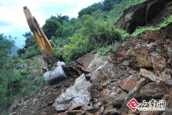 怒江福贡泥石流埋了过路挖掘机1人受困1人失踪