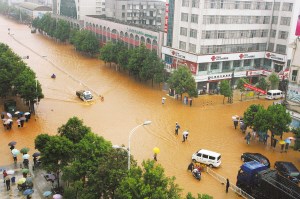 云南呈贡县遭暴雨袭击近8万人受灾无人员伤亡