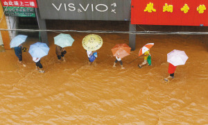 云南呈贡县遭暴雨袭击近8万人受灾无人员伤亡