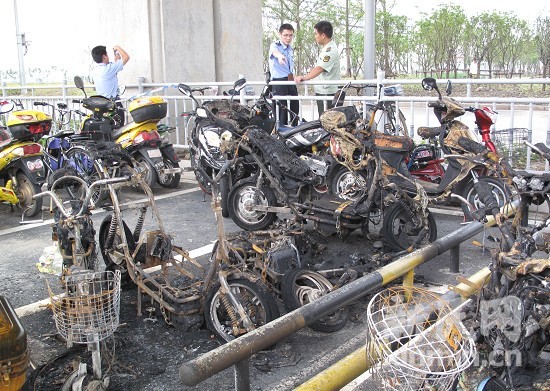 虹桥火车站附近一停车发生意外 近20部助动车