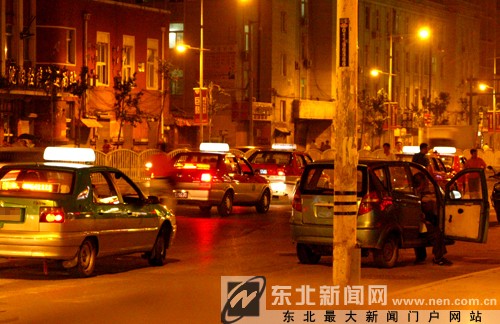 沈阳站门前出租车扎堆拥堵交通 拼客、拒载严