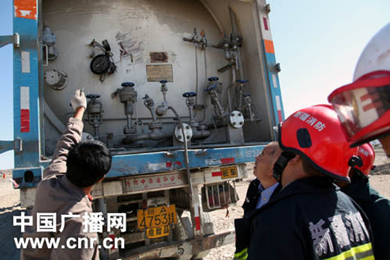 新疆哈密一车祸致液化气槽车发生气体泄漏