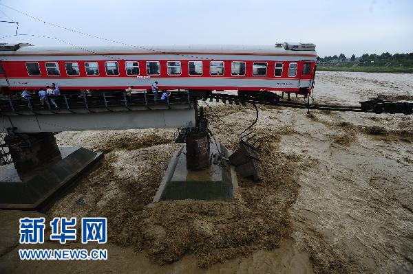 昆铁局启动应急预案做好旅客工作西安至昆明K165次遇险列车旅客安全抵昆